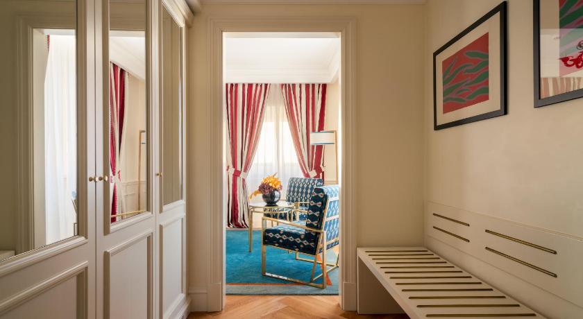 Image of Standard suite family 3