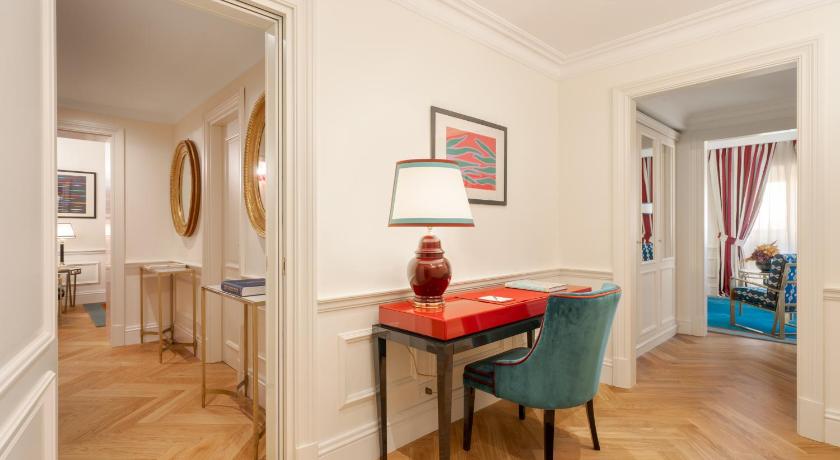 Image of Standard suite family 4