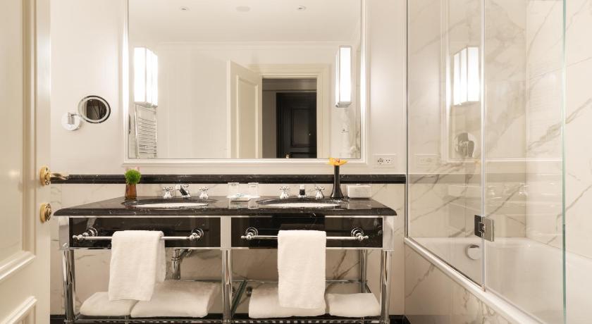 Image of Standard suite family 2