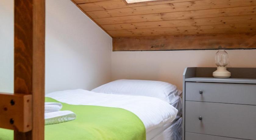 Image of Three-Bedroom Apartment with Mountain View 11