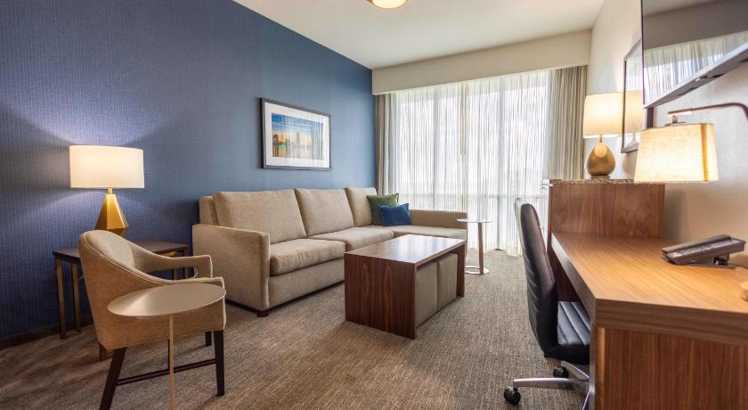 Image of Oversize Queen Suite with Sofa Bed 0