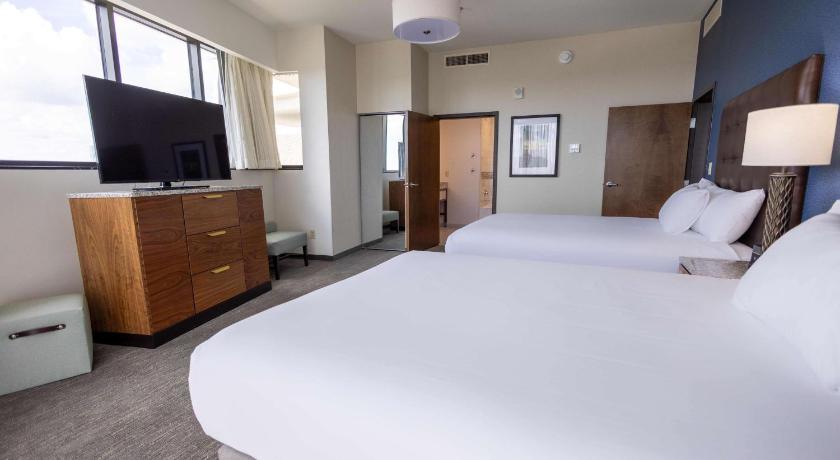Image of Oversize Queen Suite with Sofa Bed 6