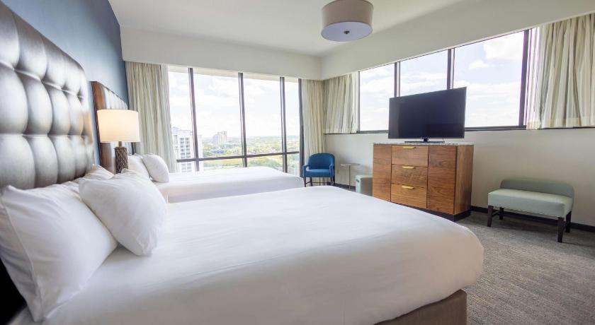 Image of Oversize Queen Suite with Sofa Bed 3