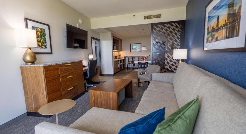 Image of Oversize Queen Suite with Sofa Bed 4