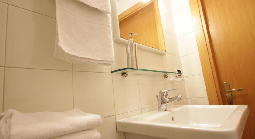 Immagine di Camera Quadrupla (Quadruple Room) 9