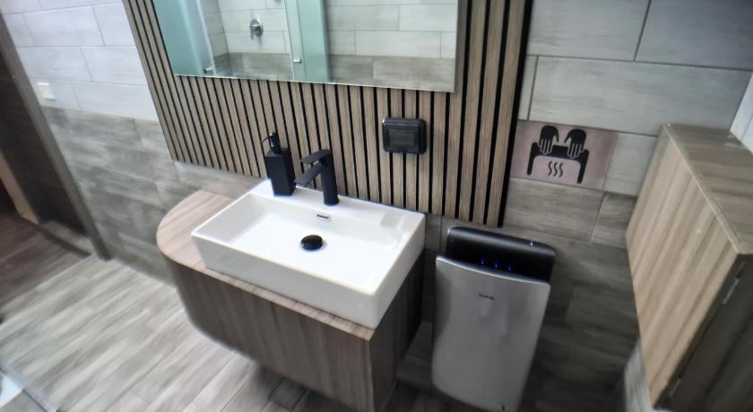 Image of Double Shared Bathroom 2