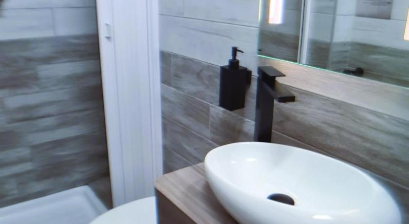 Image of Double Shared Bathroom 9