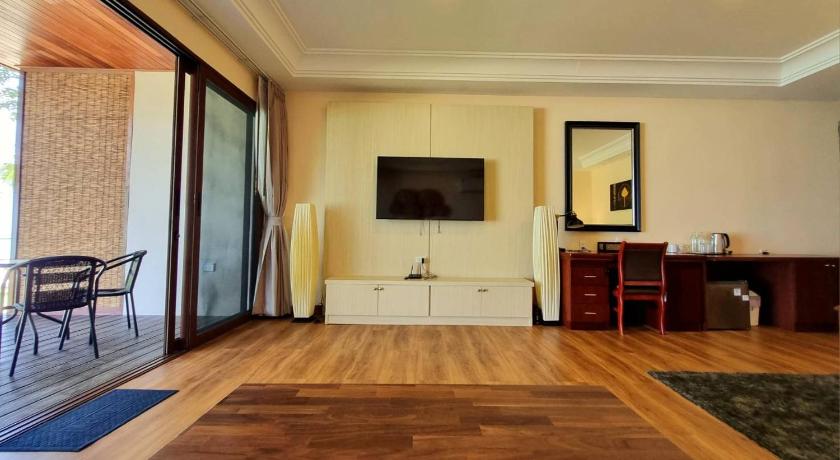 Image of Luxury Beachfront Suite 4