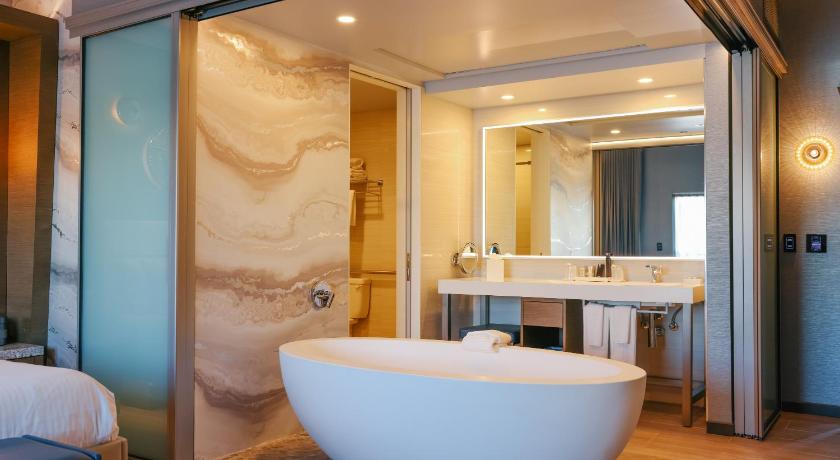 Image of Deluxe King Spa Room - Disability Access 3