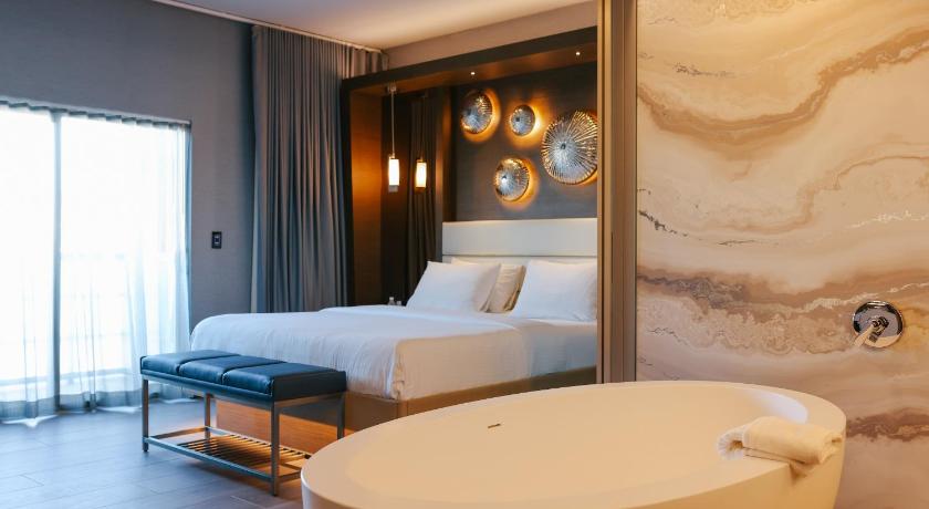 Image of Deluxe King Spa Room - Disability Access 7