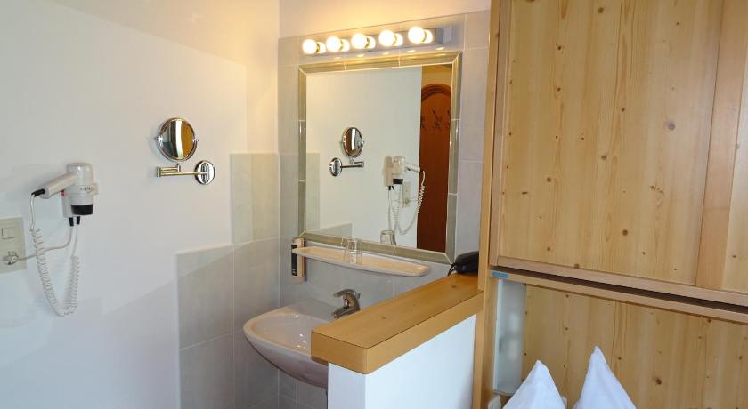 Alpenhotel Landhaus Kuchl photo