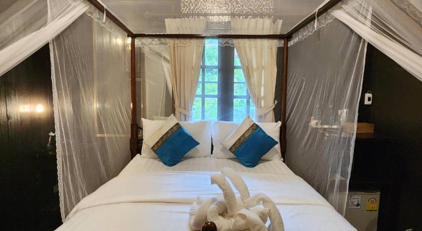 Image of Superior Queen Bed 16