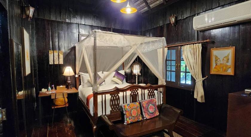 Image of Deluxe King Bed 9