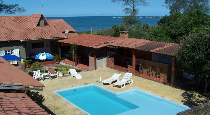 Casa de seis suites na beira do mar