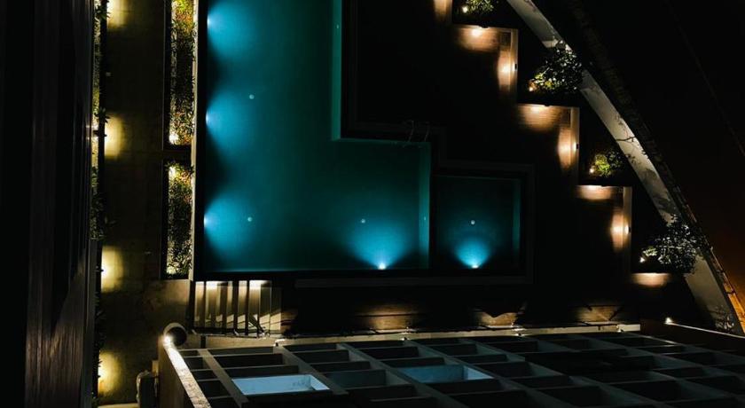Luxe Luminaire - image 18