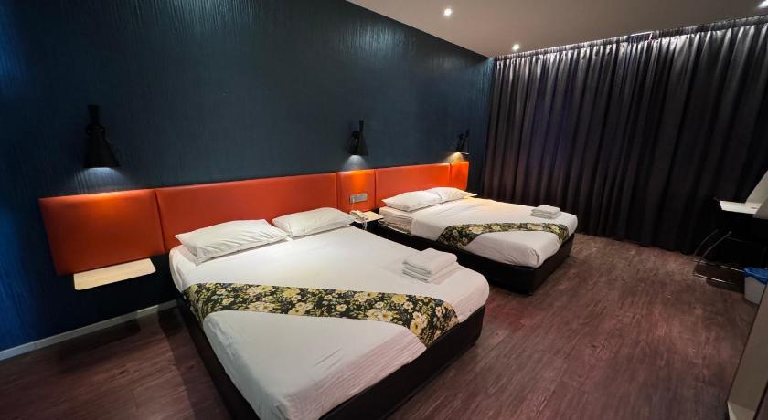 Image of Family Room with 2 Double Beds 11