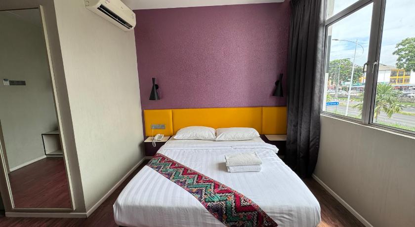 Image of Standard Queen Room with Window 7