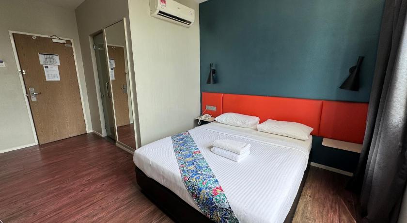 Image of Standard Queen Room with Window 4