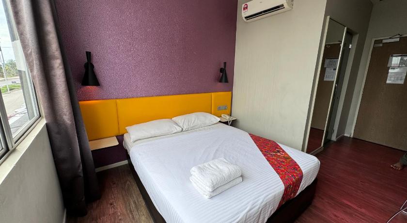 Image of Standard Queen Room with Window 6