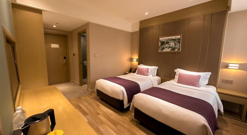 Image of Deluxe King Room 4