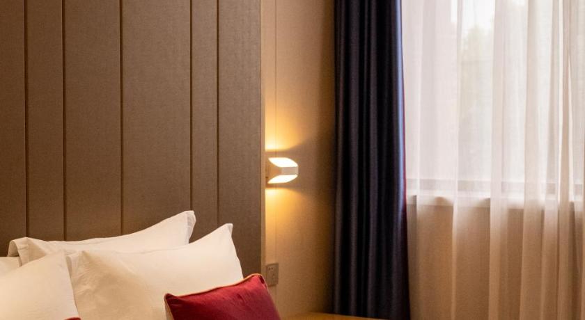Image of Business King Bed 12