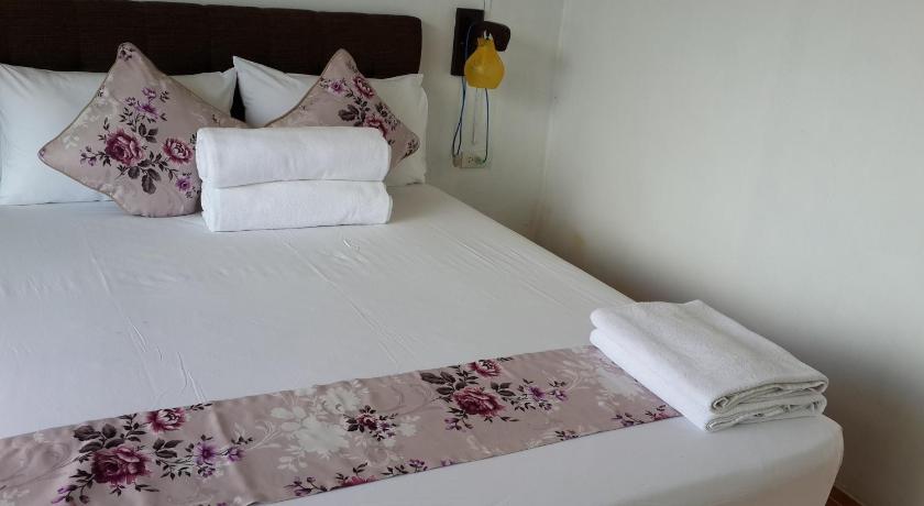 Image of Queen Bed 10