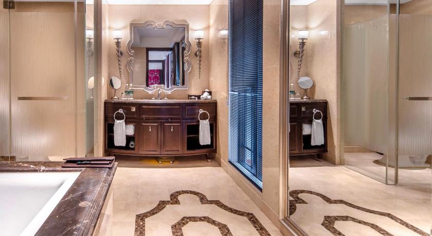รูปของNihong Balcony King Room -Oriental Pearl Tower View 2