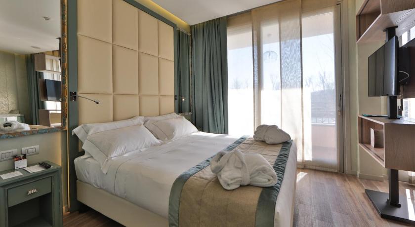 Image of Junior Suite with Balcony and River View 4