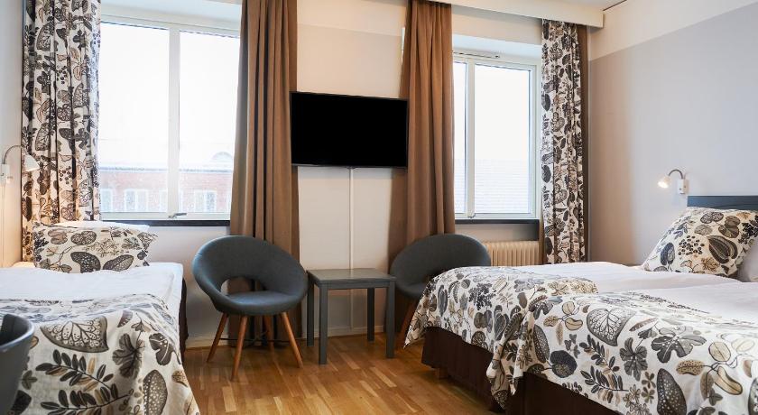 Image of Family Room with Three Single Beds - Non-Smoking 1