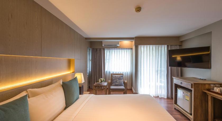 Image of Superior Pool View 6