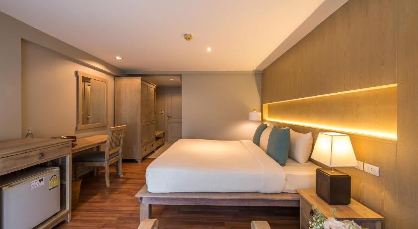 Image of Superior Pool View 12