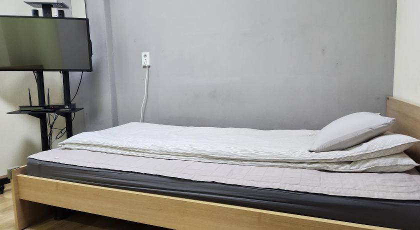 Image of Twin (en-suite) 2 Single Beds 9
