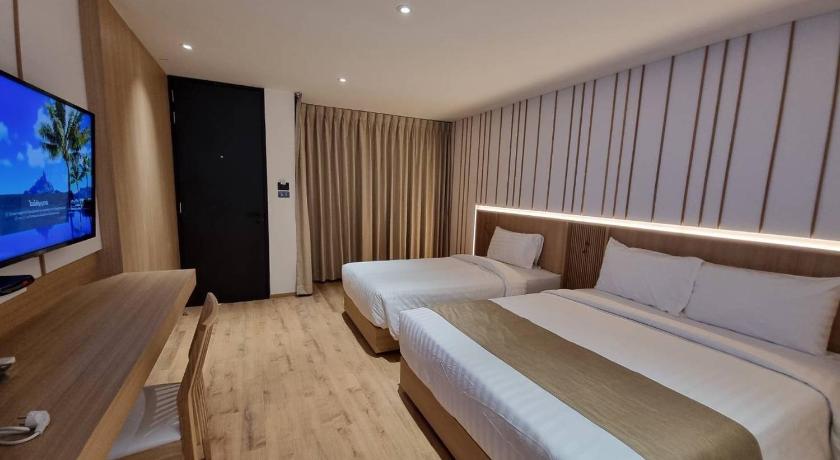 Image of Deluxe Family Room with Extra Bed - Non-Smoking 1