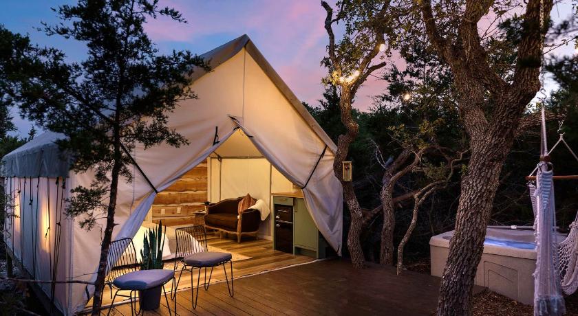 Oak Retreat Glamping With Private Hot tub