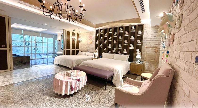 Image of Deluxe Quadruple Room for 4 People - Non-Smoking 5
