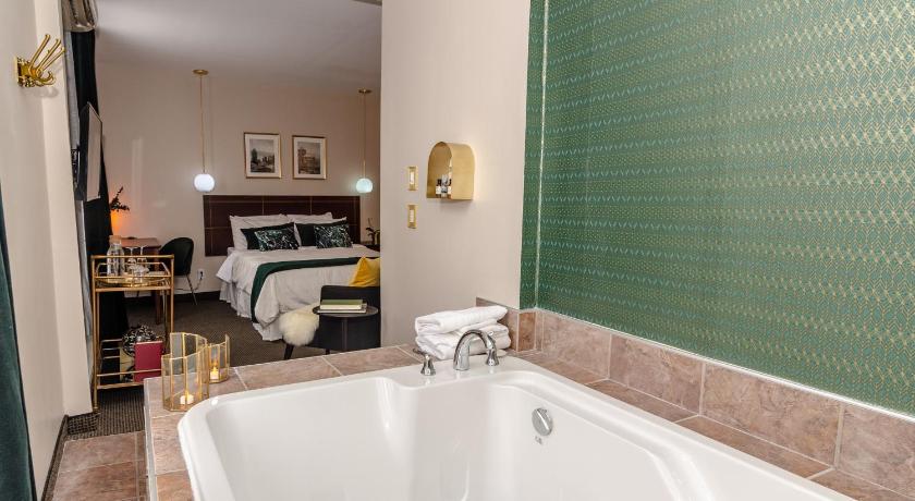 Image of Queen Room with Spa Bath 8