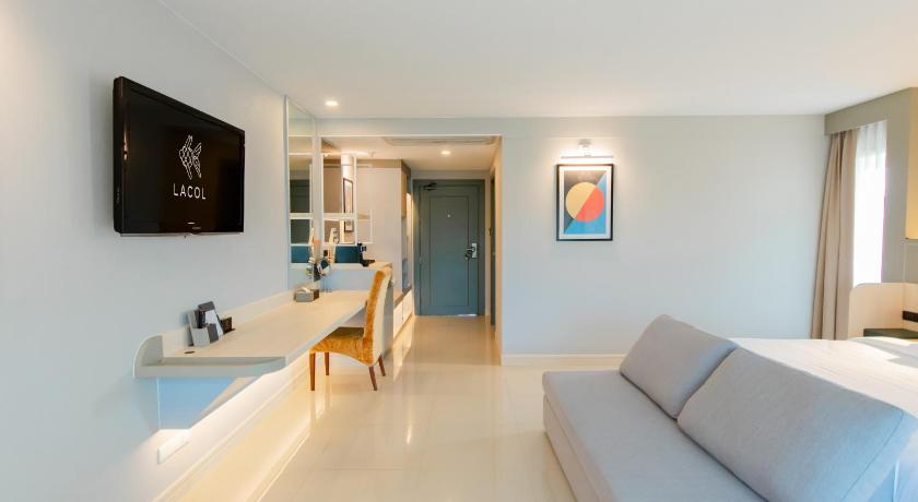 Image of Executive Deluxe Mountain View King Room 13