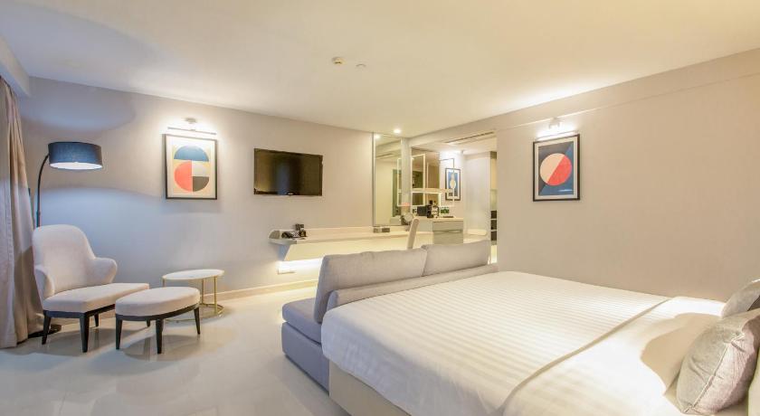 Image of Executive Deluxe Mountain View King Room 12