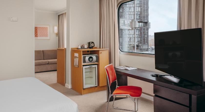 Image of Classic room with family 1 queen bed and 1 single sofa bed 4