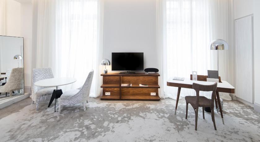 Image of So Chic Suite 7