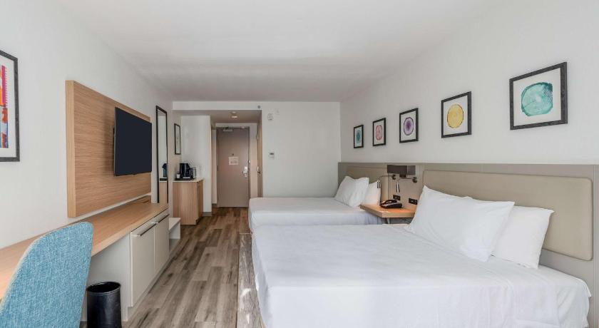 Image of 2 Queen Beds 1