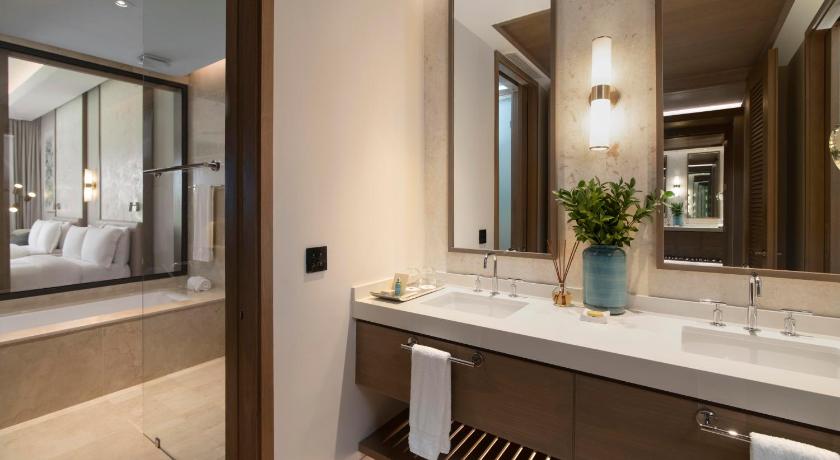 Image of Premier Jr. Suite with Balcony 2