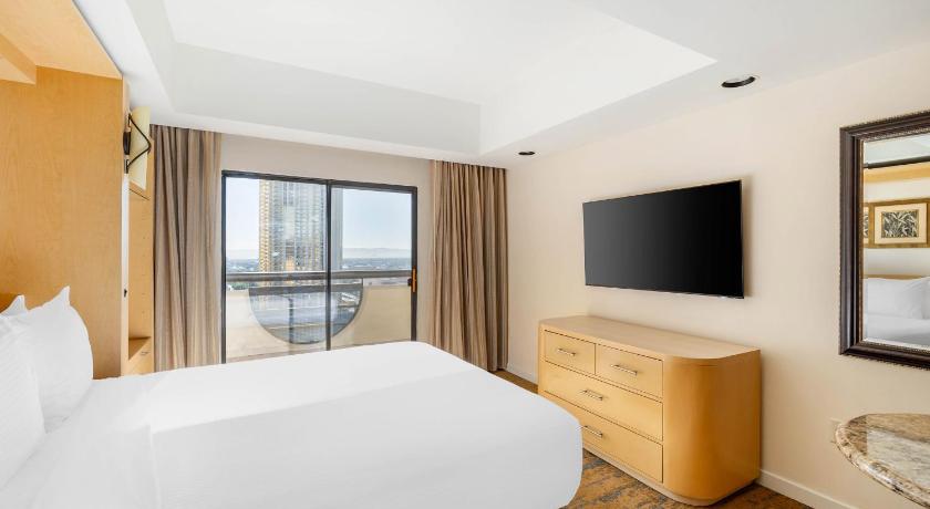 Image of 2 Bedroom 1 King 1 Queen Deluxe Suite Balcony 0