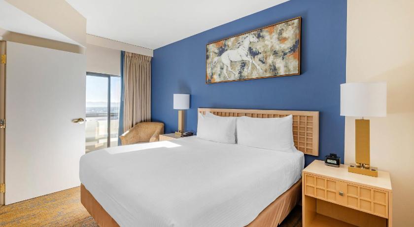 Image of 1 BEDROOM 1 KING DELUXE SUITE ACCESSIBLE TUB 4