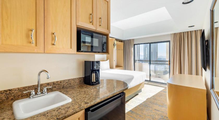 Image of 2 Bedroom 1 King 1 Queen Deluxe Suite Balcony 1