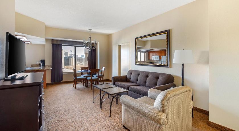 Image of 2 Bedroom 1 King 1 Queen Suite With Balcony 3