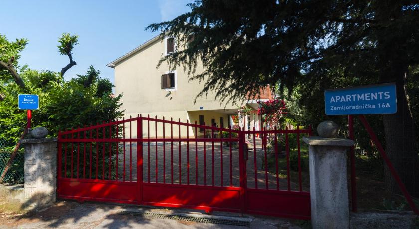 Apartments Milica — Hotel in Umag