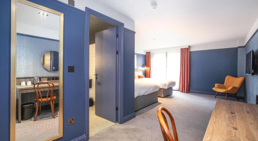 Image of Standard Room with One Double Bed and One Single Bed - Non-Smoking 0