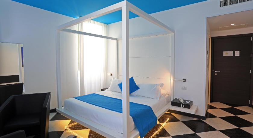 Фото: Номер с кроватью размера «king-size» и видом на бассейн (King Room with Pool View) 1