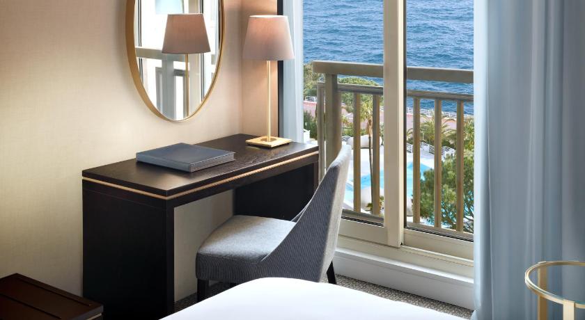 Image of Queen Riviera Room 1